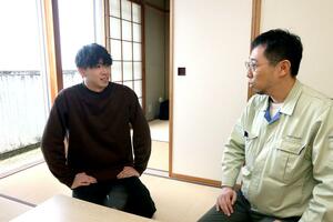 リノベーションを終えた部屋で、堀内大祐社長(右)と学生の滞在拠点づくりについて語り合う中村大輔さん=加茂市駅前