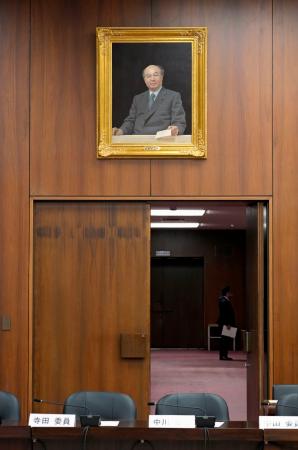 衆院憲法審が開かれる第18委員室に飾られた故中山太郎元外相の肖像画=9日午前