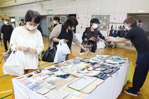 入所者が作った小物を買い求める来場者=10月4日、長岡市寺泊藪田