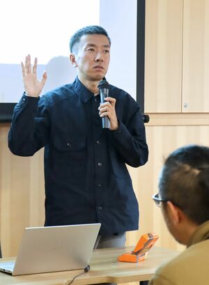 8000メートル峰14座の登山を振り返る石川直樹さん=妙高市関川