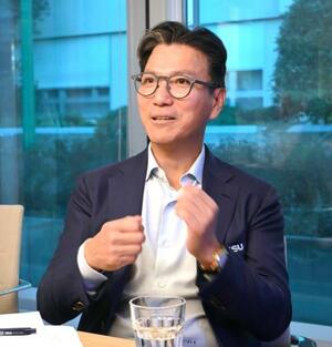 報道陣の取材に応じる国際スケート連盟の金載烈会長=9月30日、スイス・ローザンヌ(共同)