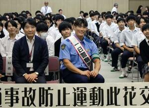 大阪府警此花署の一日署長に就任し、高校で開かれた交通安全イベントに参加した糸井嘉男さん=18日午前、大阪市此花区