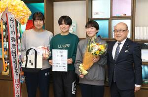 らいわ弥彦の来館者10万人のセレモニーに臨んだ(左から)藤原心和さん、早坂美輝さん、小林麗音さん、本間芳之村長=弥彦村矢作