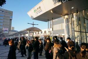 JR八戸線の運休が続き、長い列ができた八戸駅前のバスターミナル=16日午前、青森県八戸市