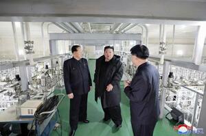 　核物質生産基地と核兵器研究所を視察した北朝鮮の金正恩朝鮮労働党総書記（中央）（朝鮮中央通信＝共同）