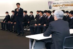磯田達伸長岡市長の前で、プレミアリーグでの目標や意気込みを語る帝京長岡高校男子サッカー部の選手=2月19日、アオーレ長岡