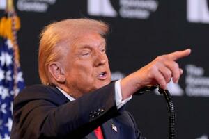 13日、ワシントンで発言するトランプ米大統領(AP=共同)