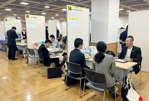 コメの安定確保を求め多くの中食・外食業者が参加した新潟米商談会=東京都中央区