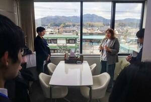 京都弁護士会が企画した支部地域の弁護士を訪ねるツアーで、学生らに語りかける平林美沙子弁護士(奥右)=3月、京都府京丹後市