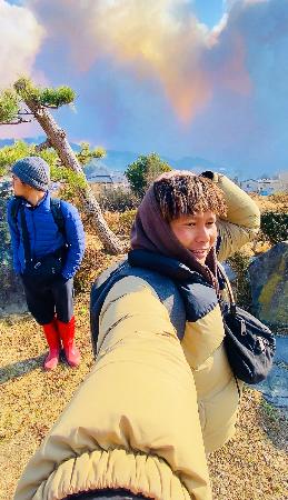 　大規模山林火災が発生し避難するモハンマド・フセンさん（中央）ら＝２０２５年２月、岩手県大船渡市