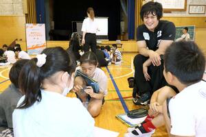 木崎小の児童が笹島貴明さんからチャレンジ精神などを学んだ出前授業=9月3日、新潟市北区木崎