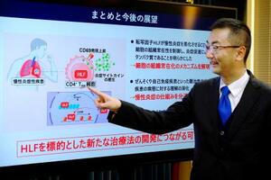 慢性炎症について説明する千葉大の平原潔教授=10日、東京都千代田区