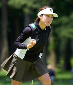 第1日、10番でバーディーを決めた岡山絵里。6アンダーで首位=袖ケ浦CC新袖