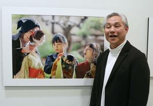 グランプリに輝いた作品を紹介する外山満さん=新潟市中央区一番堀通町
