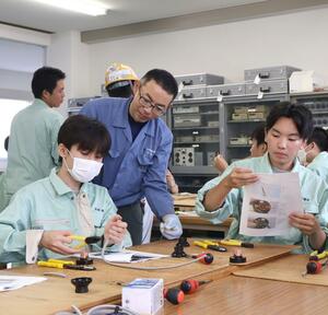 配線の実習をしながら電気工事業界について学んだ交流授業=上越市本城町の上越総合技術高