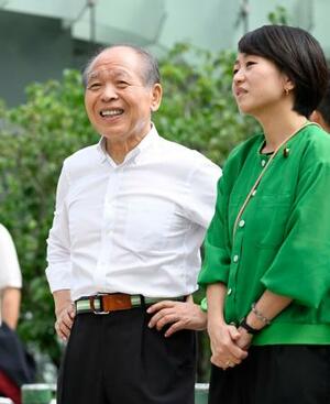 参院選が公示され、北海道選挙区の自民党候補者の応援に駆けつけた鈴木宗男氏。右は長女の鈴木貴子衆院議員=3日午前、札幌市中央区