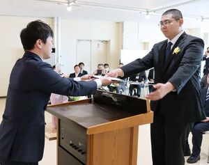 卒業証書を受け取るライトシップ高等学院の卒業生（右）＝上越市港町１