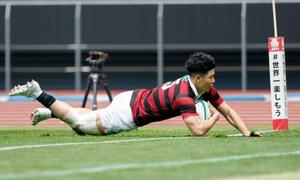 　早大―帝京大　前半、トライを決める早大・矢崎＝ＭＵＦＧ国立