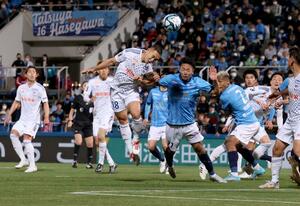 横浜FC-新潟 後半、CKからゴールを狙う新潟の選手たち=ニッパツ(写真映像部・永井隆司)