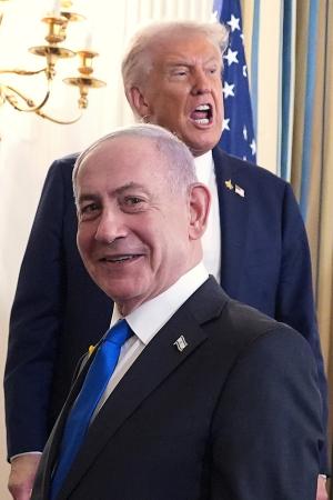 イスラエルのネタニヤフ首相(手前)とトランプ米大統領=9月29日、ホワイトハウス(AP=共同)