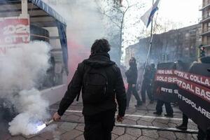 　７日、イタリア・ミラノで、五輪開催に抗議するデモに参加する人たち（ゲッティ＝共同）