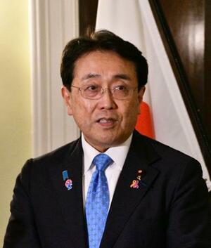 米ワシントンで取材に応じる赤沢経済再生相=7日(共同)