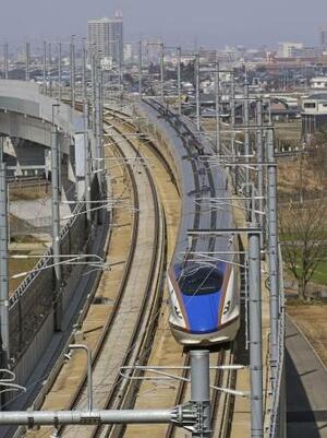 福井市内を走行する北陸新幹線=2024年3月