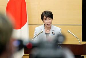 　記者団の取材に応じる高市首相＝７日午後、首相官邸