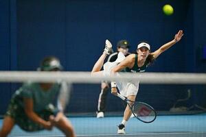 ダブルス1回戦でプレーする加藤未唯(右)、二宮真琴組=有明テニスの森公園