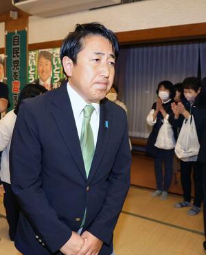 比例復活当選が確実となった斎藤洋明さん=10月27日午後11時半ごろ、新発田市