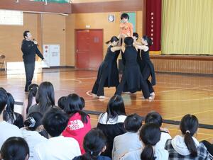 ノイズム2のメンバーに支えられながら、舞踊家の動きを体験する南中野山小の児童=新潟市東区中野山