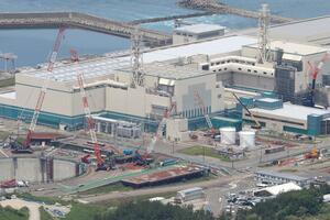 柏崎刈羽原子力発電所。左から7号機、6号機