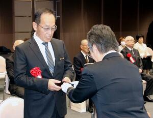 安全安心を守るため長年働いた元警察官に対する秋の勲章伝達式=4日、新潟市中央区