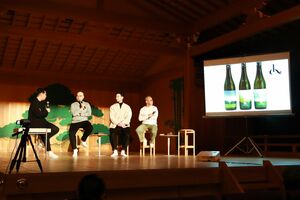 県内外の酒蔵などが、環境や農業を守る自社の取り組みを紹介した「里山酒カンファレンス」＝２１日、新潟市中央区