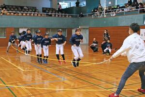 小学生が大縄跳びで競った「こどもスポーツフェスタ」=柏崎市半田の市総合体育館