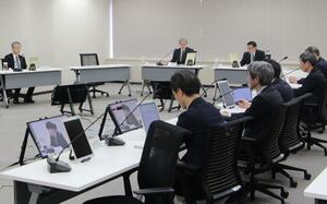 屋内退避の具体的な運用案を了承した原子力規制委員会の会合=5日、東京・六本木