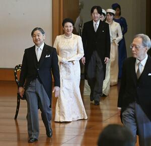 「歌会始の儀」に臨まれる天皇、皇后両陛下=1月22日午前、宮殿・松の間