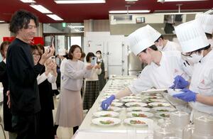 感謝を込めて、集大成の料理を盛り付ける専門学校生と、記念に写真を撮影する保護者ら＝２月26日、新潟市中央区下大川前通２