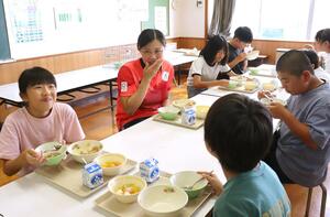 ブルボンKZの選手と給食を楽しむ児童たち=柏崎市中田