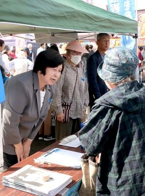 署名活動をする曽我ひとみさん=10月6日、佐渡市