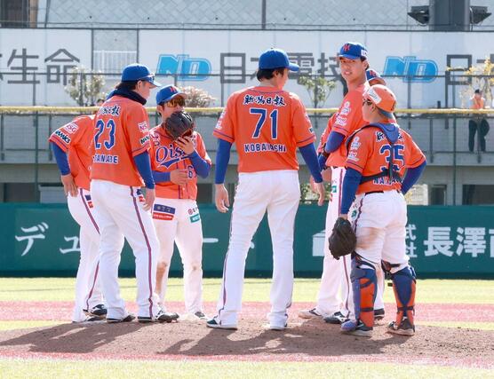 先発し、５回１失点と好投した宮森智志（右から２人目）＝１５日、東京都のジャイアンツタウンスタジアム