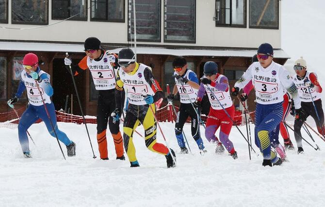 男子リレー　１走児玉明謙（ゼッケン２）がスタート