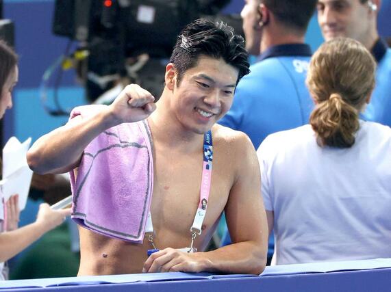 男子１００メートルバタフライ決勝　８位だった水沼尚輝。ポーズをとり笑顔を見せる＝８月３日、パリ郊外（本社写真映像部・新井田悠）