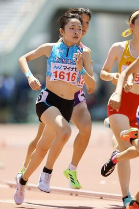 女子800メートルタイム決勝 10位の堤海遥(新潟第一)=7月28日、広島市