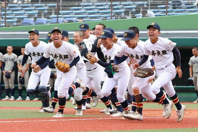 敦賀気比－日本文理　決勝進出を決め、応援席へダッシュする日本文理の選手たち＝富山市民球場