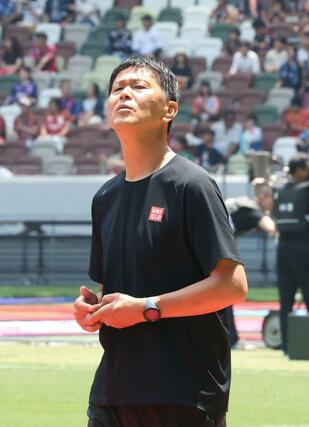 入場する船越優蔵監督＝ＭＵＦＧ国立