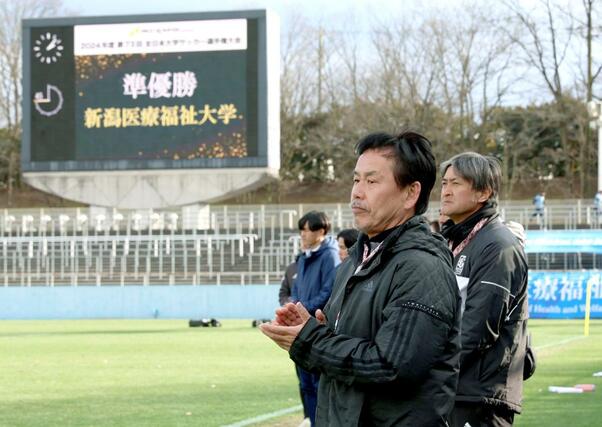 初優勝を逃し、厳しい表情を浮かべる新潟医療福祉大の佐熊裕和監督＝栃木県グリーンスタジアム