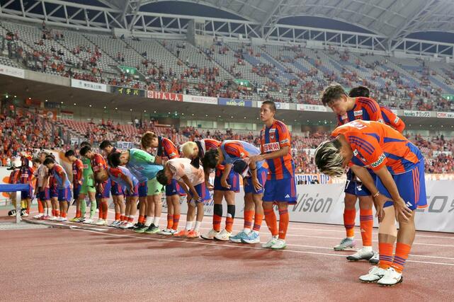 新潟-鹿島 試合後サポーターにあいさつする新潟の選手たち=ビッグスワン