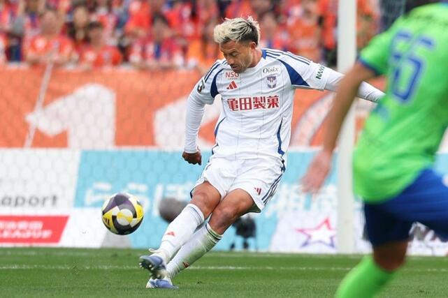 南-新潟 前半、縦パスを出すDF舞行龍ジェームズ=レモンガススタジアム平塚