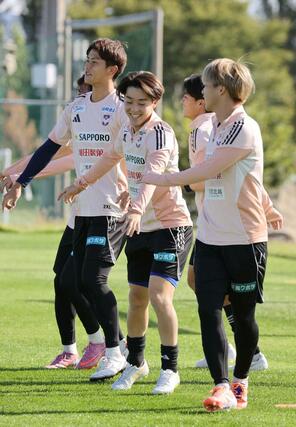 J1第34節アウェー東京V戦の前日練習に参加するJ1アルビレックス新潟の選手たち=17日、聖籠町